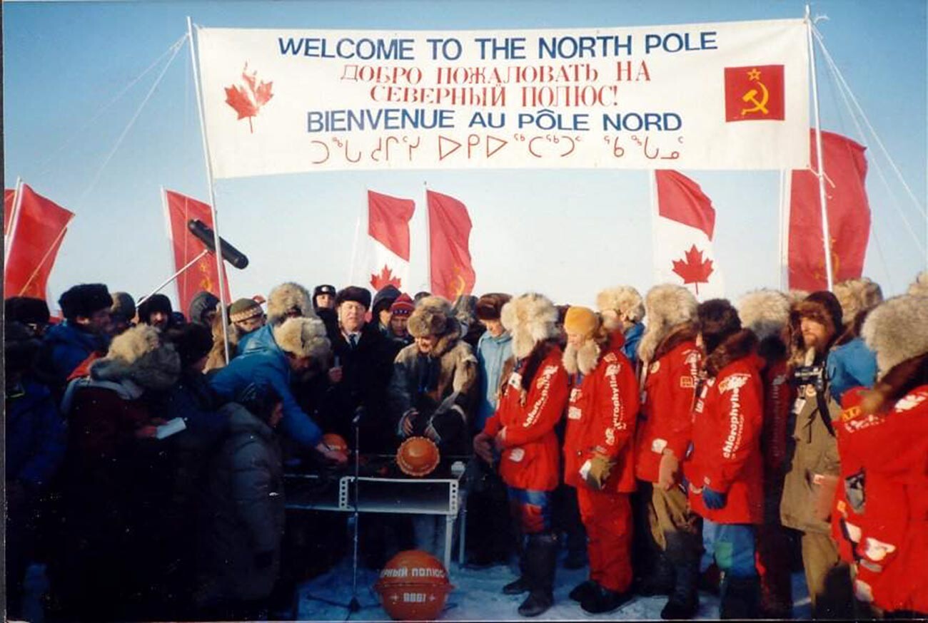 Políticos, radiamadores e jornalistas dando boas-vindas à expedição na chegada ao Polo Norte