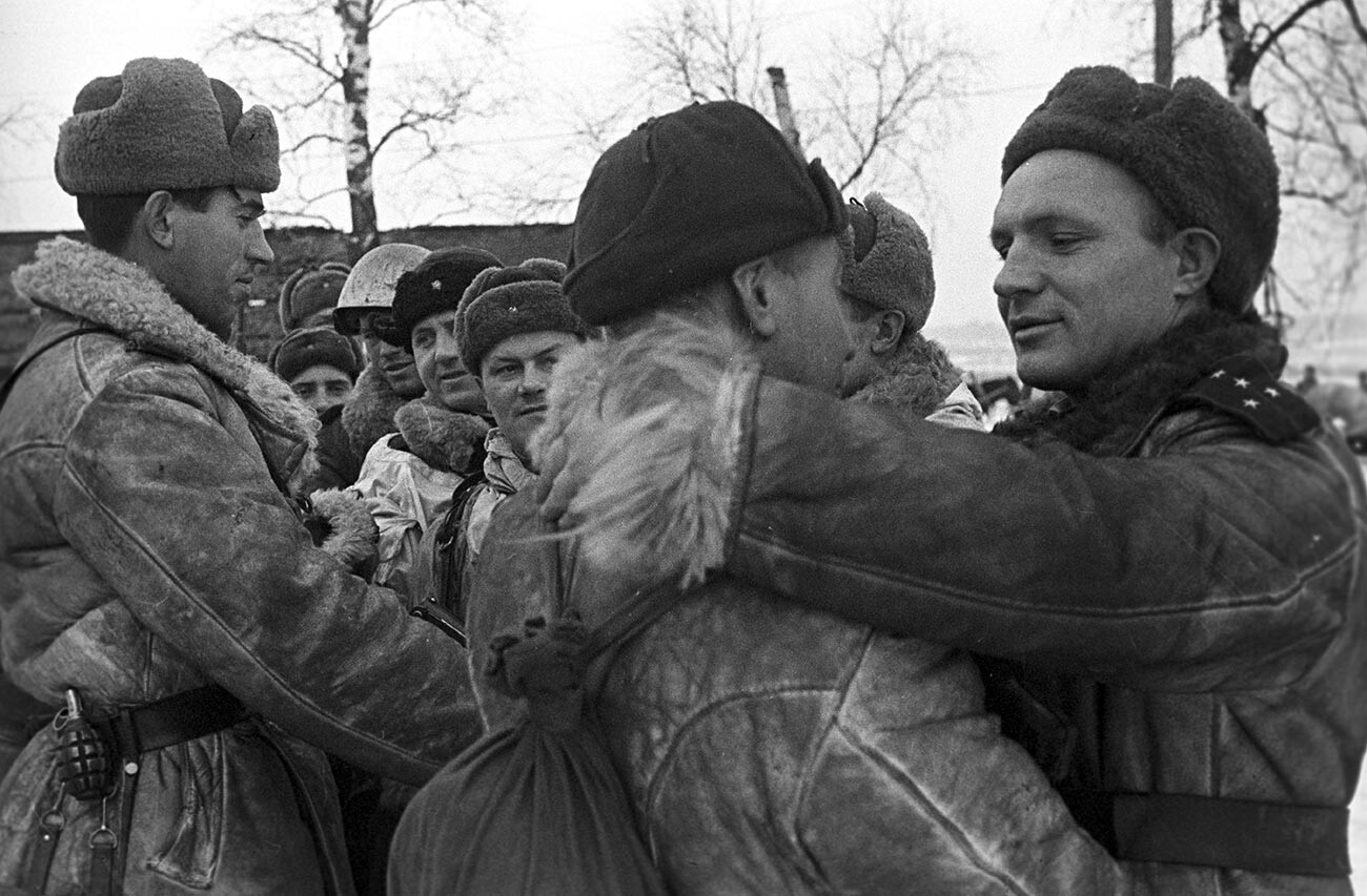 Soldiers of Leningrad and Volkhov Fronts greeting each other after breaking the blockade.