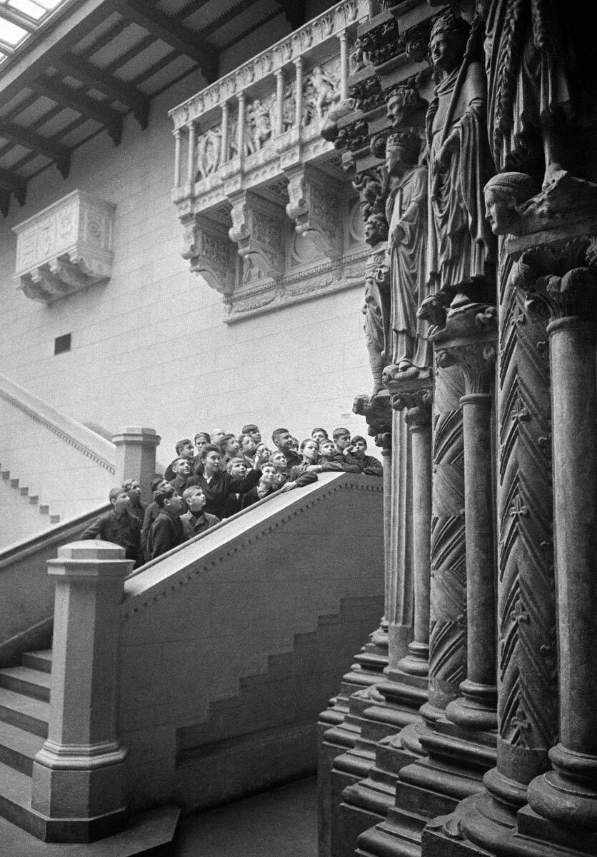 Schüler bei einer Exkursion in einem der Säle des Staatlichen Puschkin-Museums der Schönen Künste, 1947.