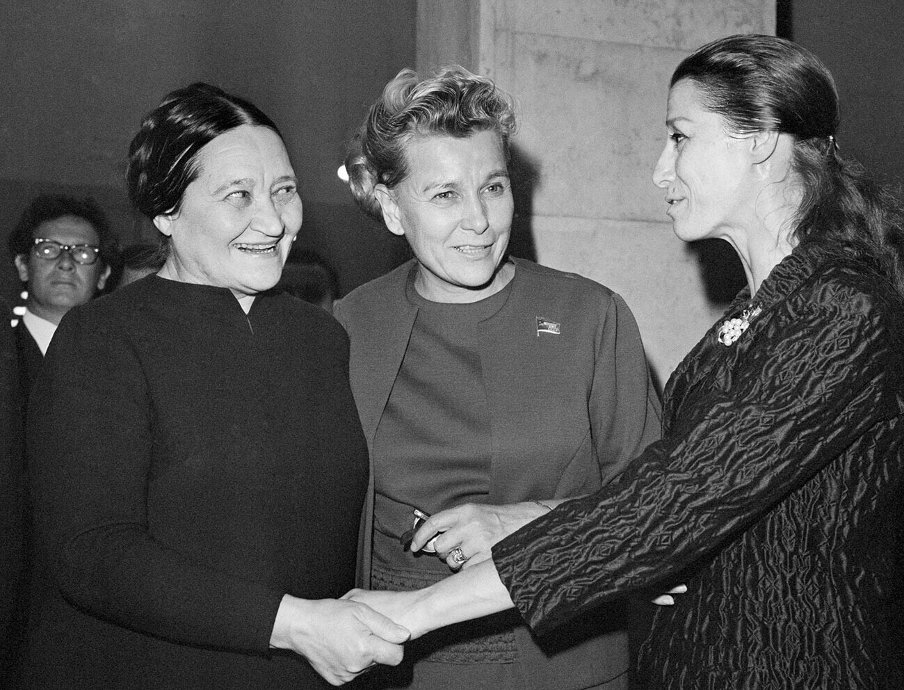 Da esq. para a dir.: Nadia Léger, ministra soviética da Cultura, Ekaterina Furtseva e a bailarina soviética Maia Plisetskaia, em Moscou, em 1968.