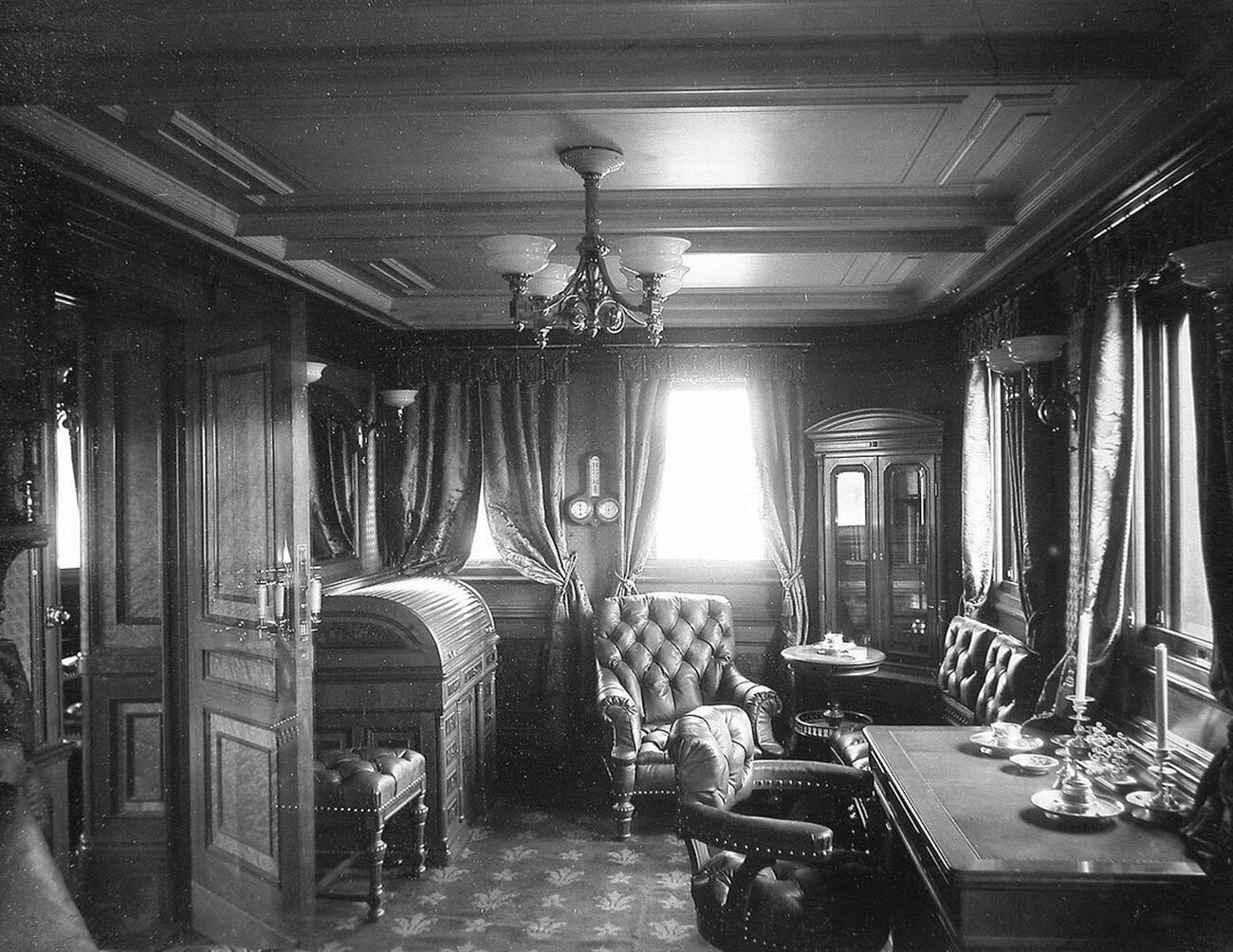 Радни кабинет цара Николаја II на јахти „Штандарт“.