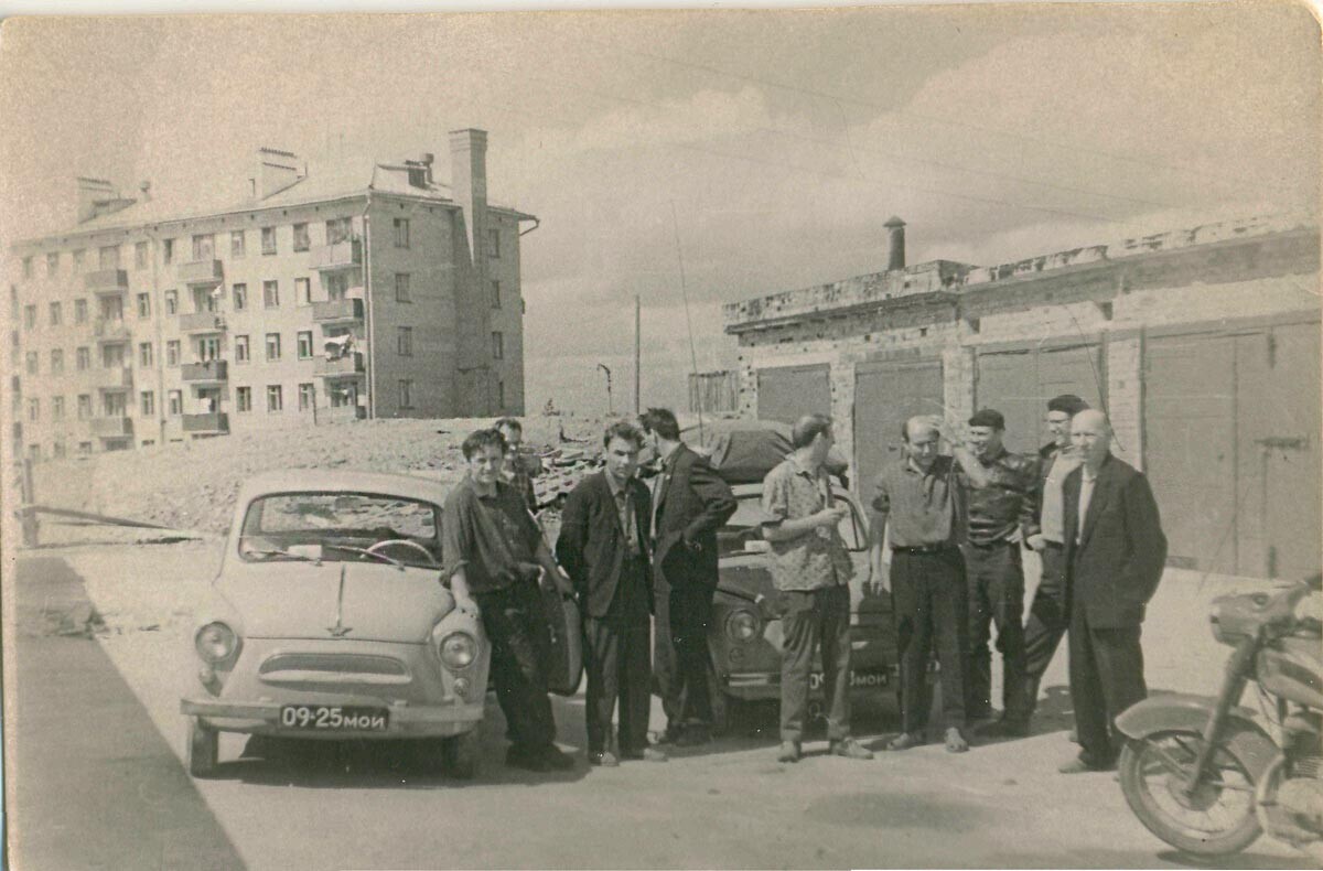 Старите гаражи на местото на сегашната метро-станица „Владикино“, 1961-1964.

