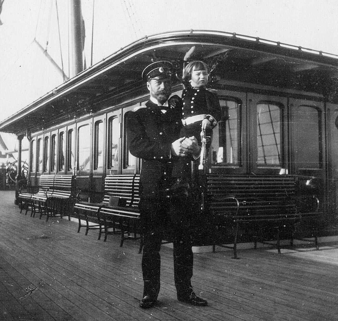 Царот Николај II со принцот Алексеј на јахтата „Поларна ѕвезда“.

