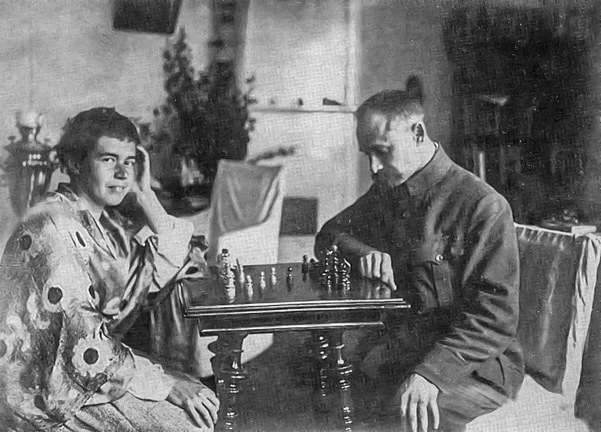 負傷兵とチェスを指すチホミーロフ医師