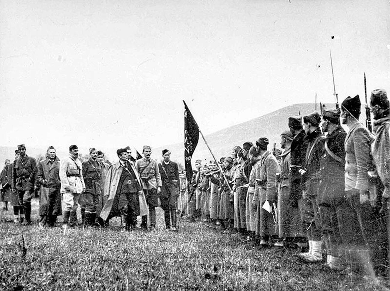 Tito inspecciona la 1ª Brigada Proletaria, Bosanski Petrovac, 7 de noviembre de 1942