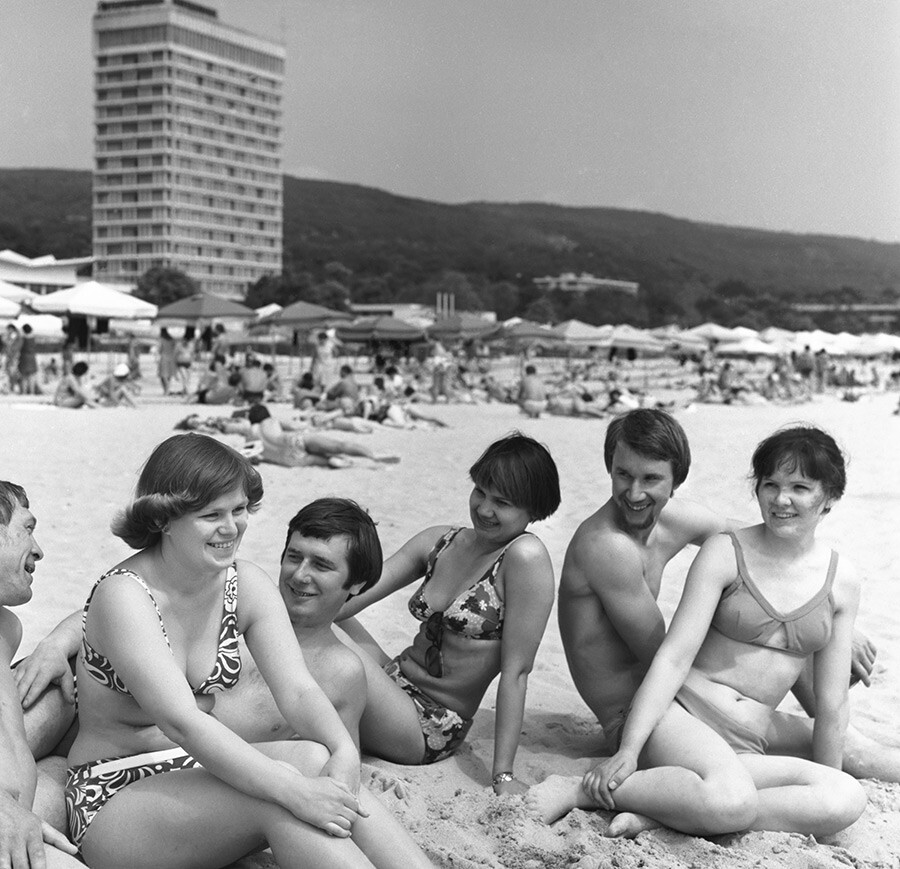 1—10 Juni 1977. Golden Sands, Republik Rakyat Bulgaria. Turis-turis Soviet dari Leningrad dan Chelyabinsk berjemur di pantai.