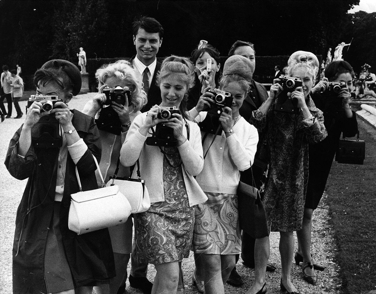 Anggota rombongan tari tentara Soviet mengambil foto di taman di Versailles, di luar Kota Paris.