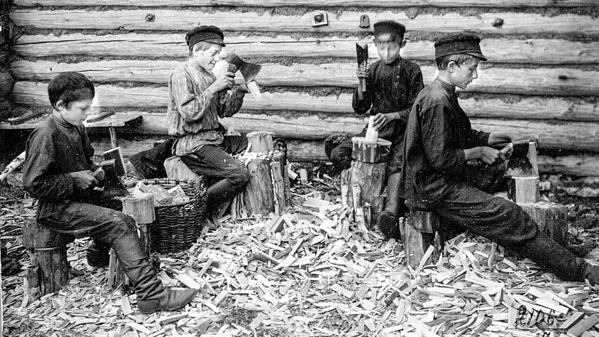 Anak-anak memotong kayu di Ryazan, Rusia.