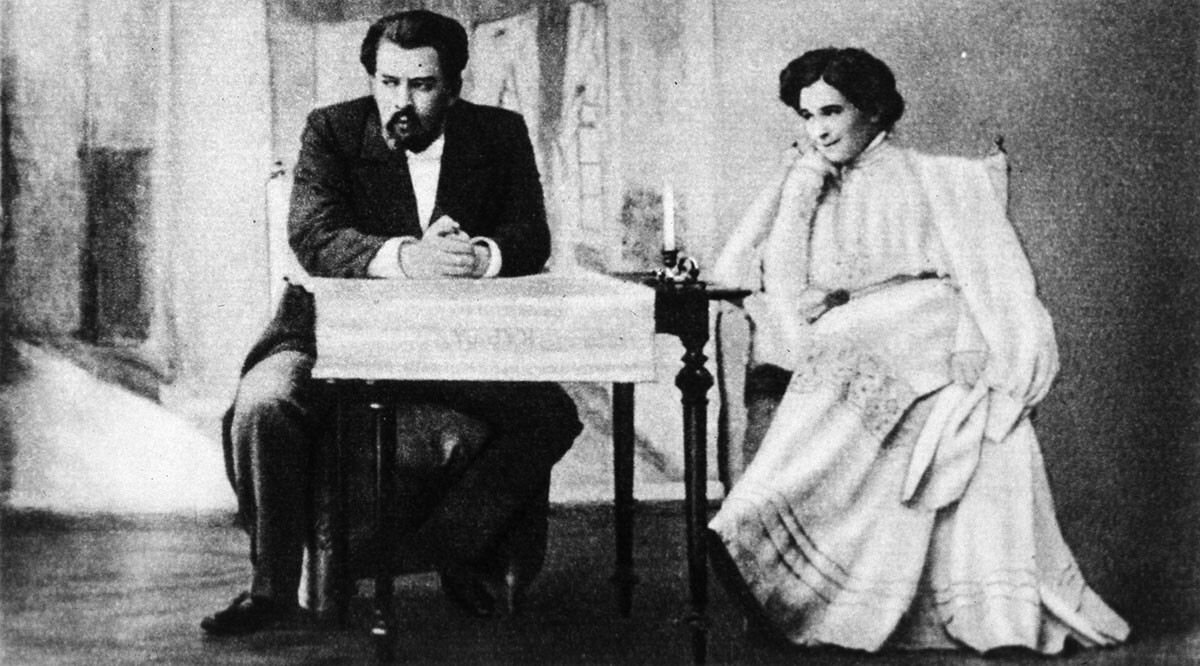 Konstantin Stanislavsky sebagai Astrov dan Olga Knipper berperan sebagai Elena Andreevna dalam naskah Chekhov 'Uncle Vanya' pada 1899.
