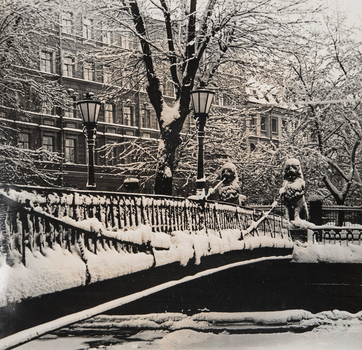 Puente de los Leones en invierno, años 1960