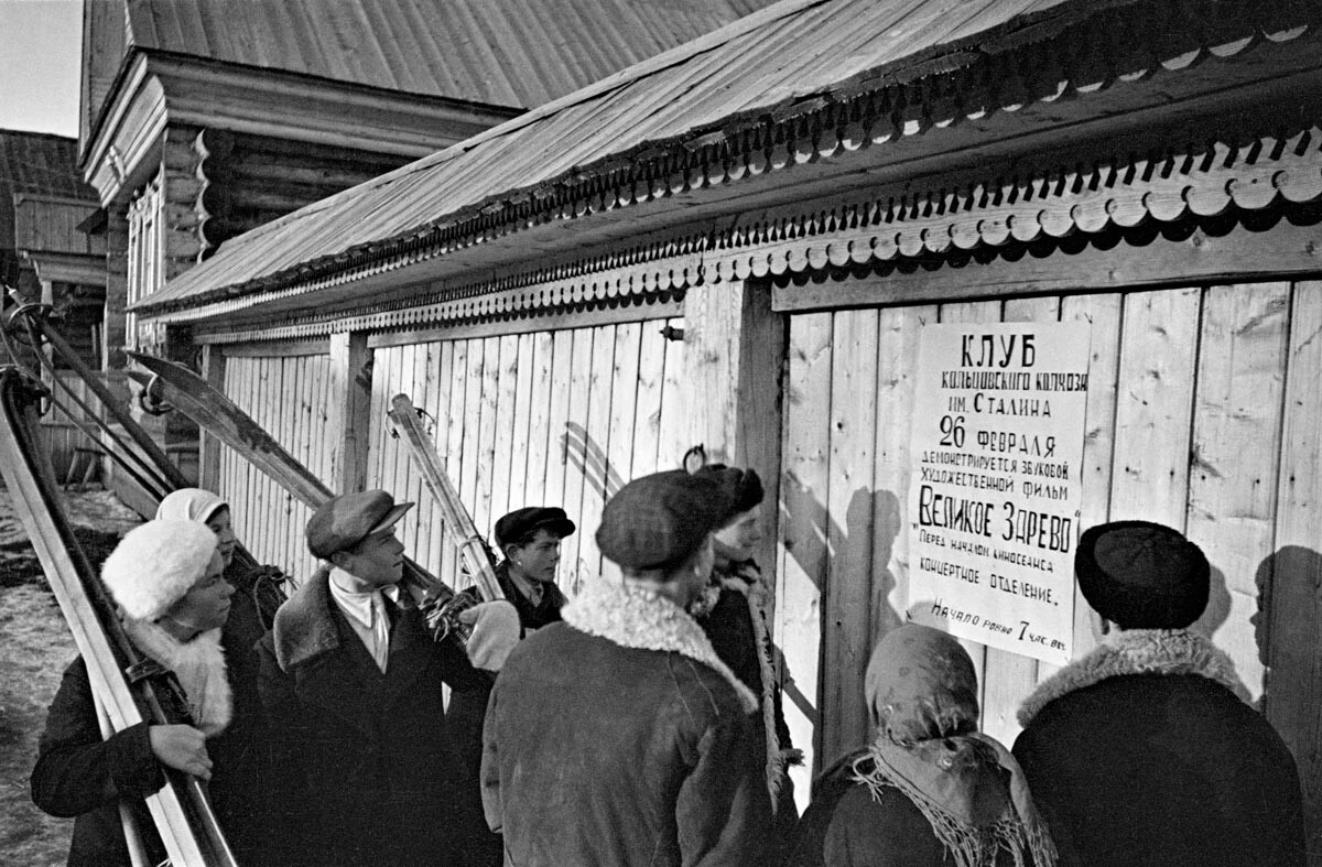 Devant le club du village de Koltsovka, en Tchouvachie, 1940 