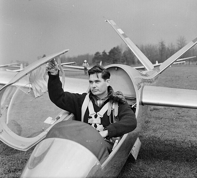 Piloto húngaro György Petróczy a bordo de um A-15
