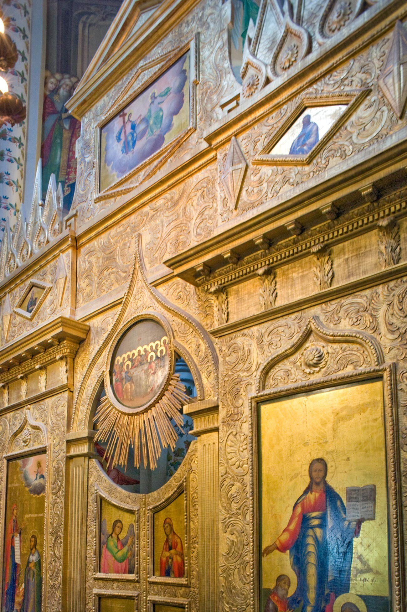 Свети Василий, църквата Св. Киприян и Юстина. Иконостас.