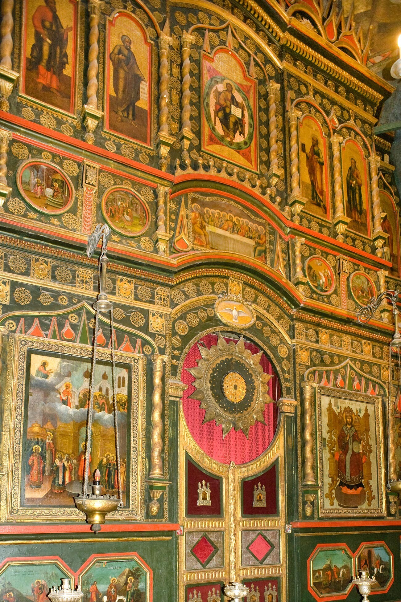 Свети Василий, Покровска църква. Иконостас от XVIII век с икона на Покров (вляво).