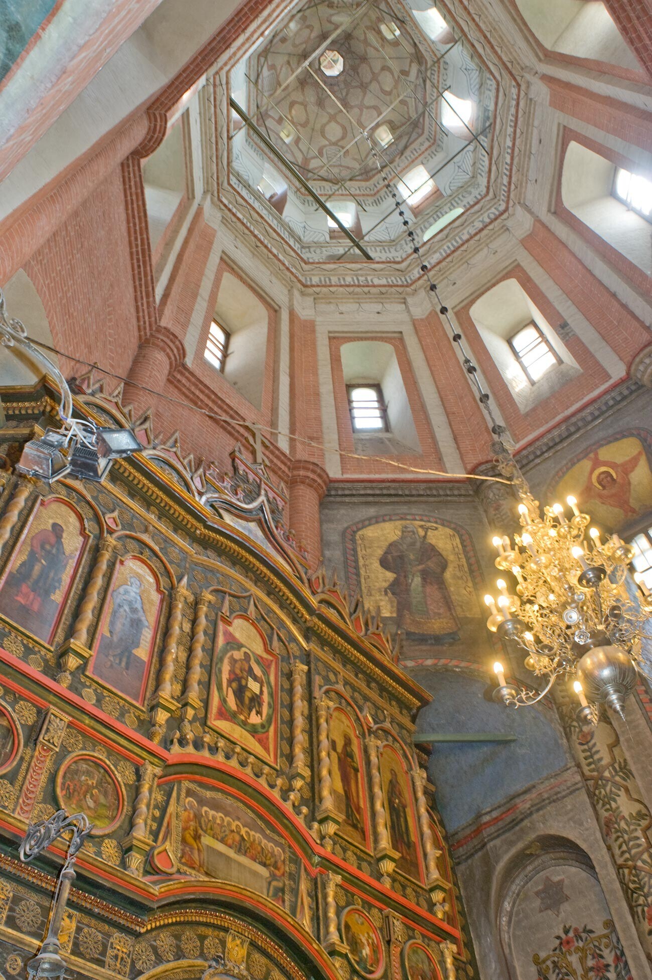 Свети Василий. Интериор на Покровската църквата с иконостас и кула.