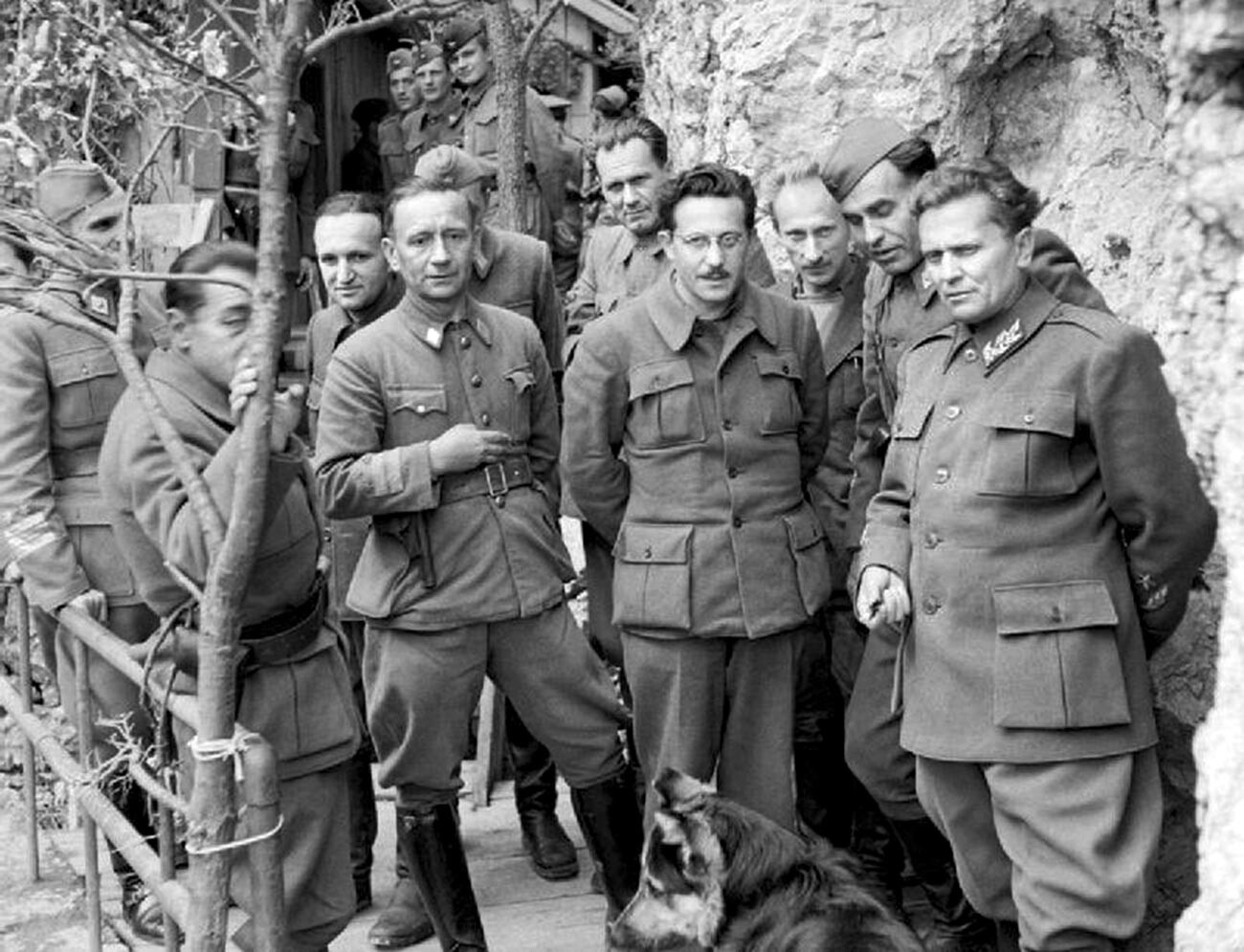 Josip Broz Tito (prvi z desne) in njegovi soborci v Drvarju, 14. maj 1944.
