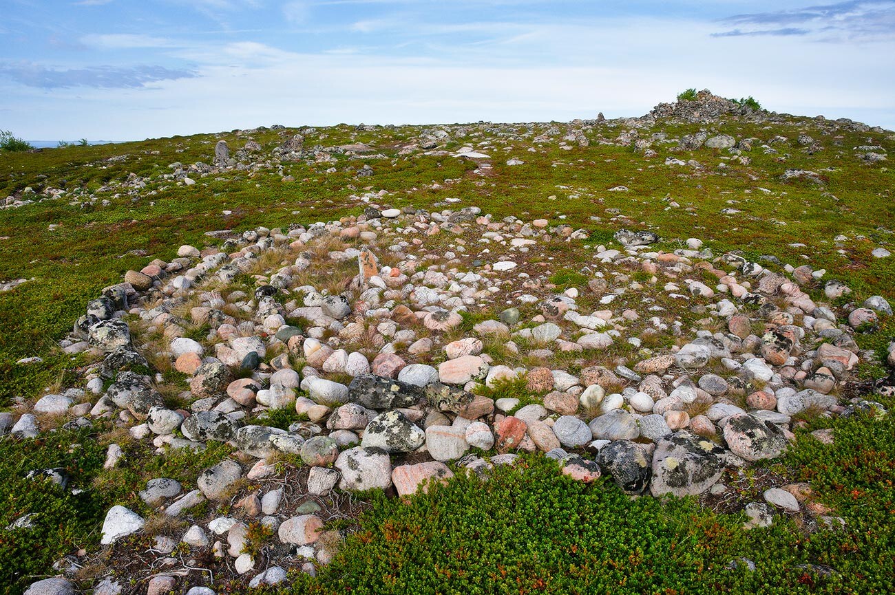 El primer y el segundo laberinto neolítico situados en la isla de Oleshin, archipiélago de Kuzová, mar Blanco, Rusia. 