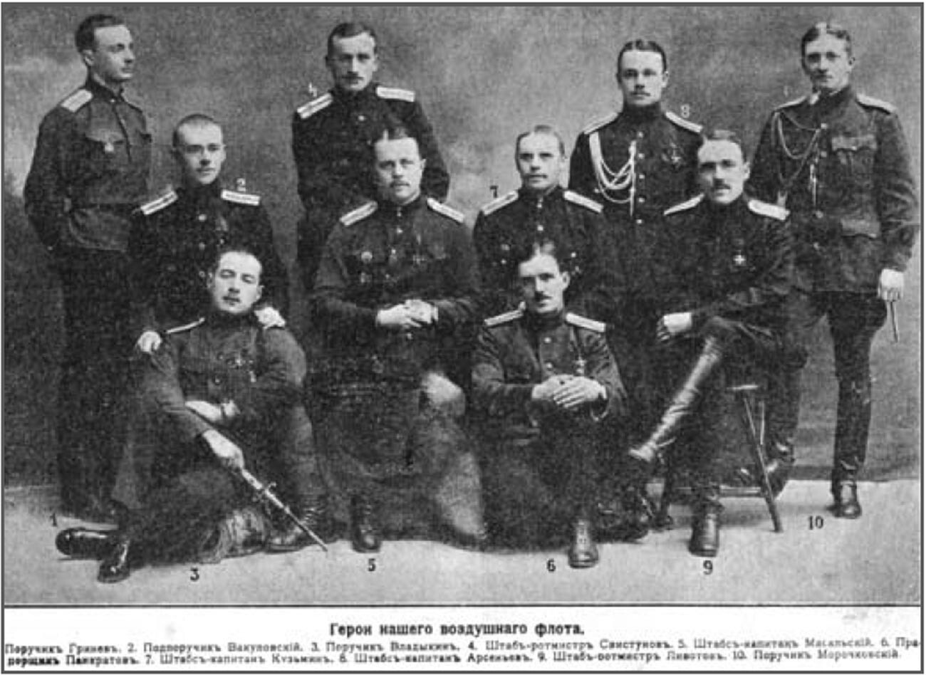 Una foto de los pilotos héroes rusos. Se puede ver a Onisim Pankratov en la primera fila (centro), sentado en el suelo