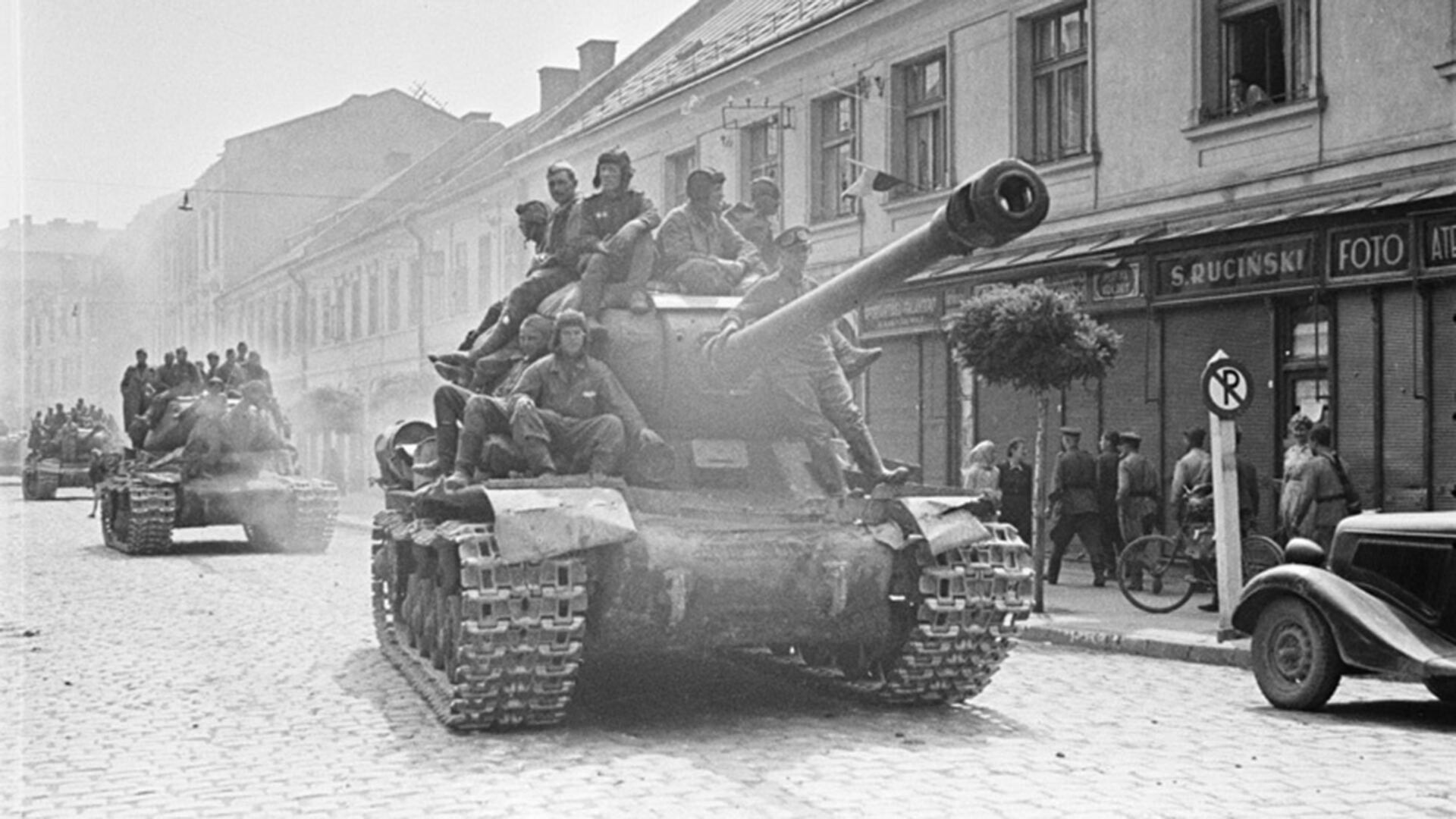 Советские войска входят в польский город Жешув.