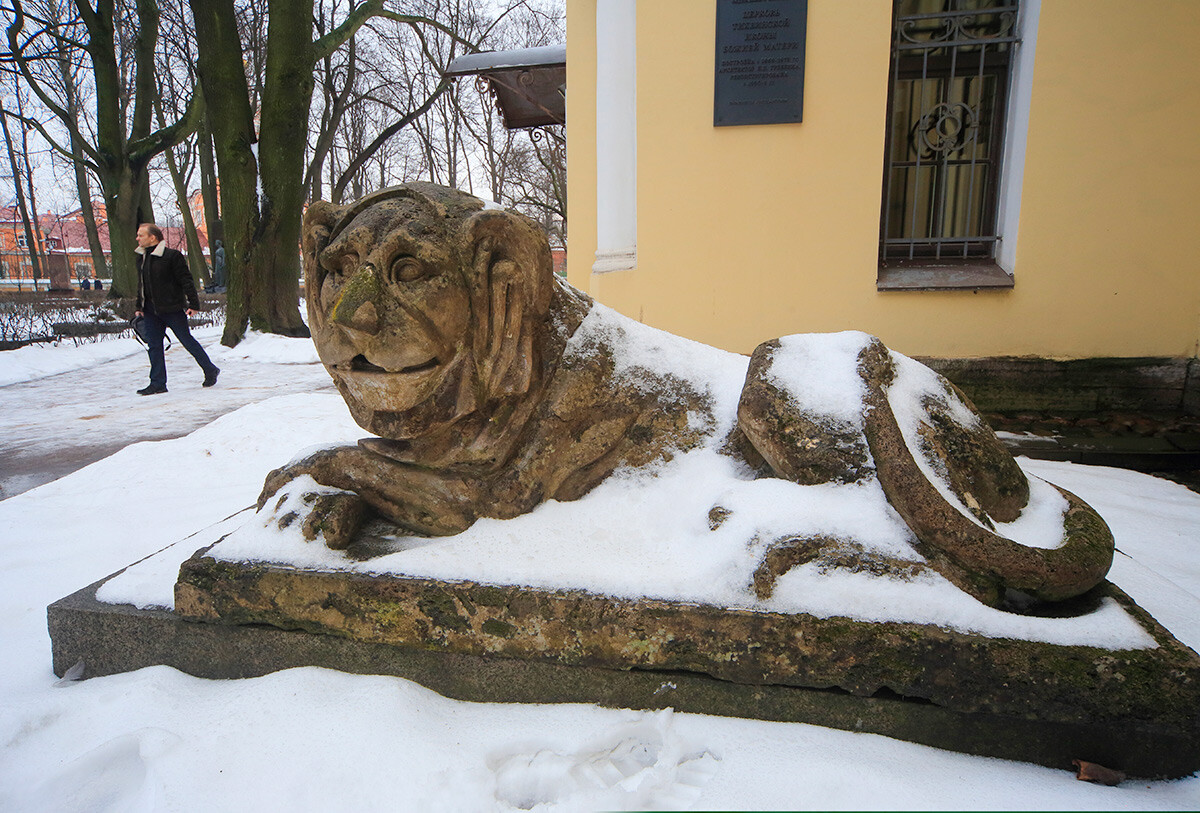 Скульптура льва в Некрополе.