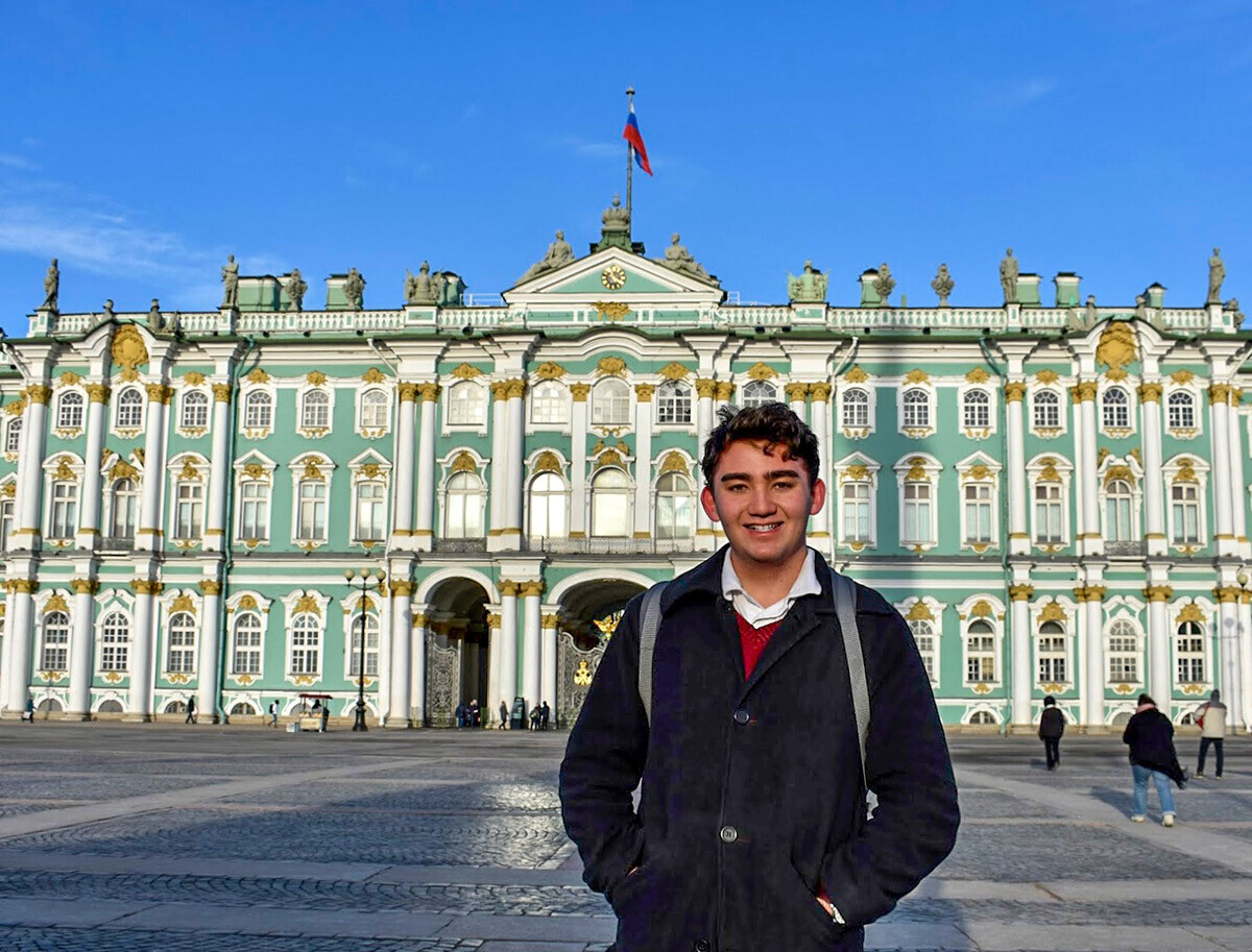 Kristian di depan Istana Musim Dingin, Sankt Peterburg. 