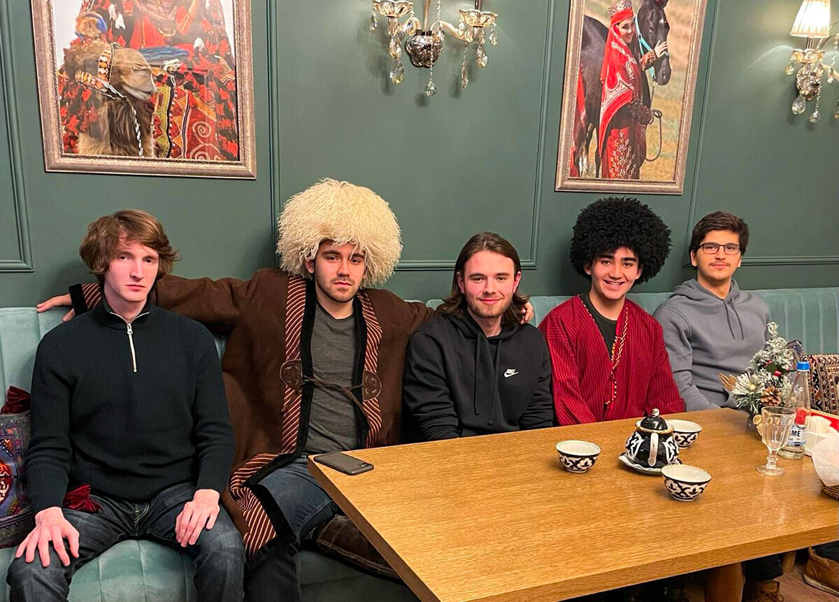 Kristian dan teman-temannya di sebuah restoran Turkmenistan di Moskow.