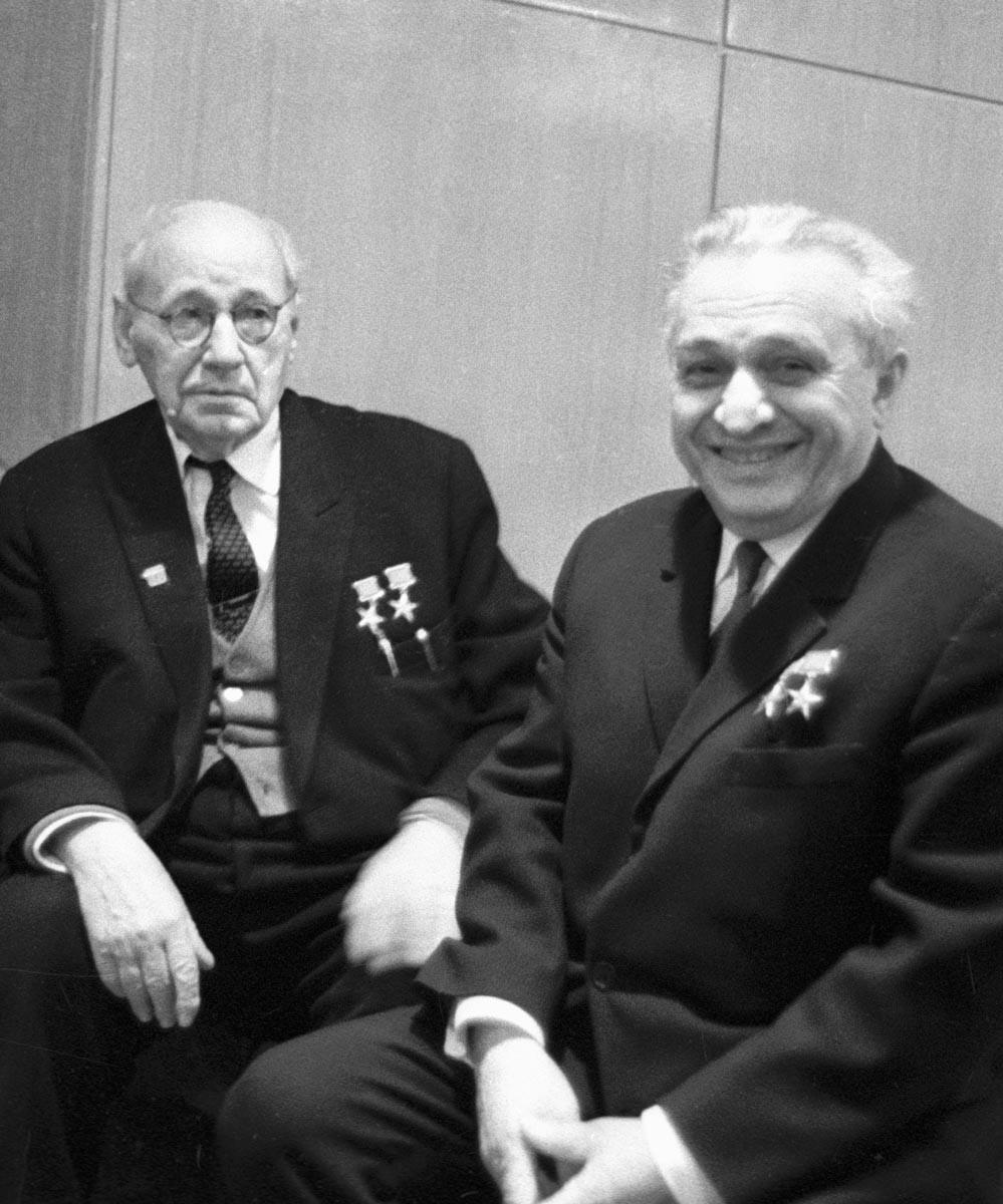 Георгий Береговой с авиоконструкторите Андрей Туполев и Артьом Микоян