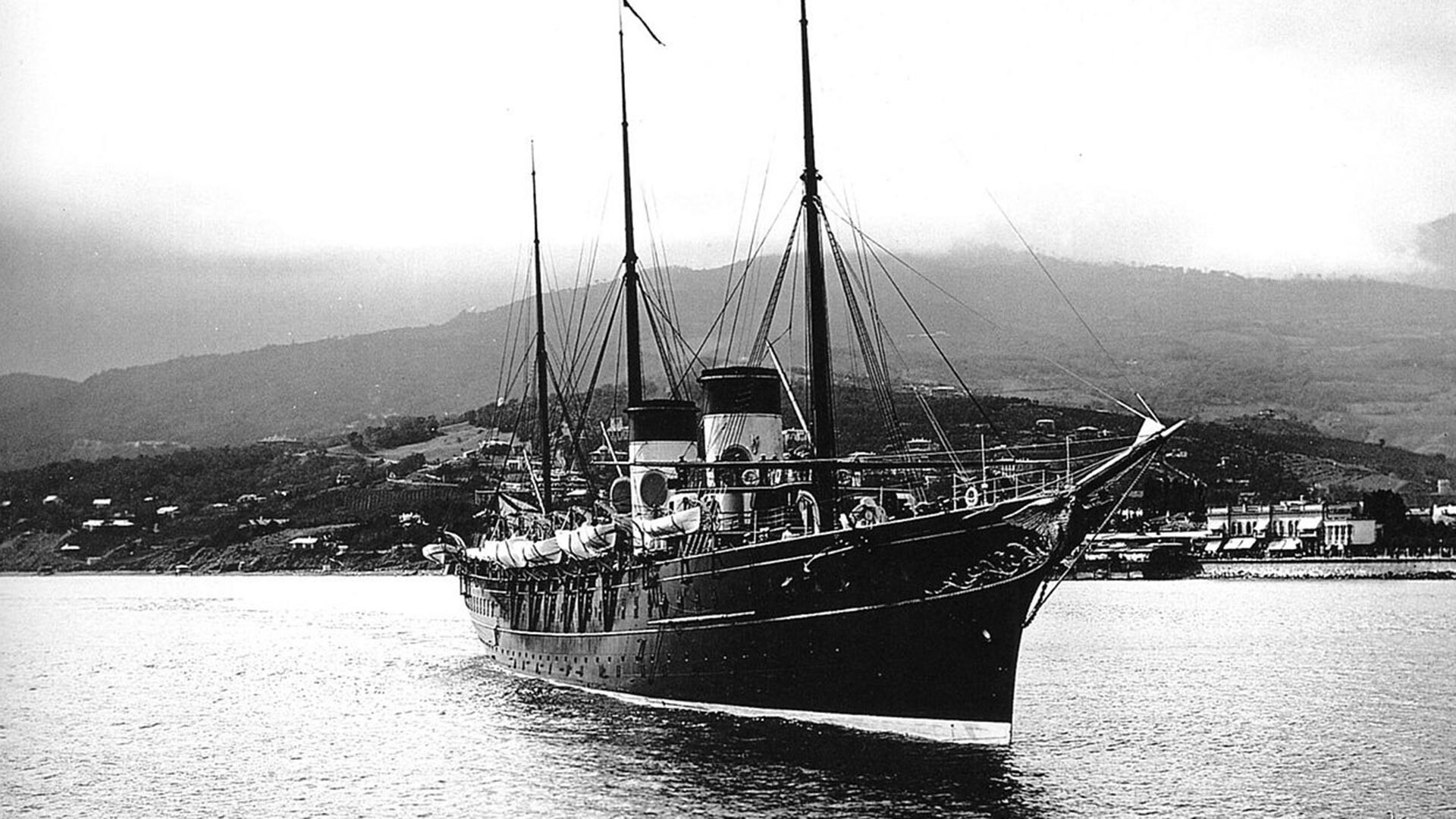 Carska ruska jahta Štandart (1893-1961) ob obali Krima blizu Jalte leta 1898. 