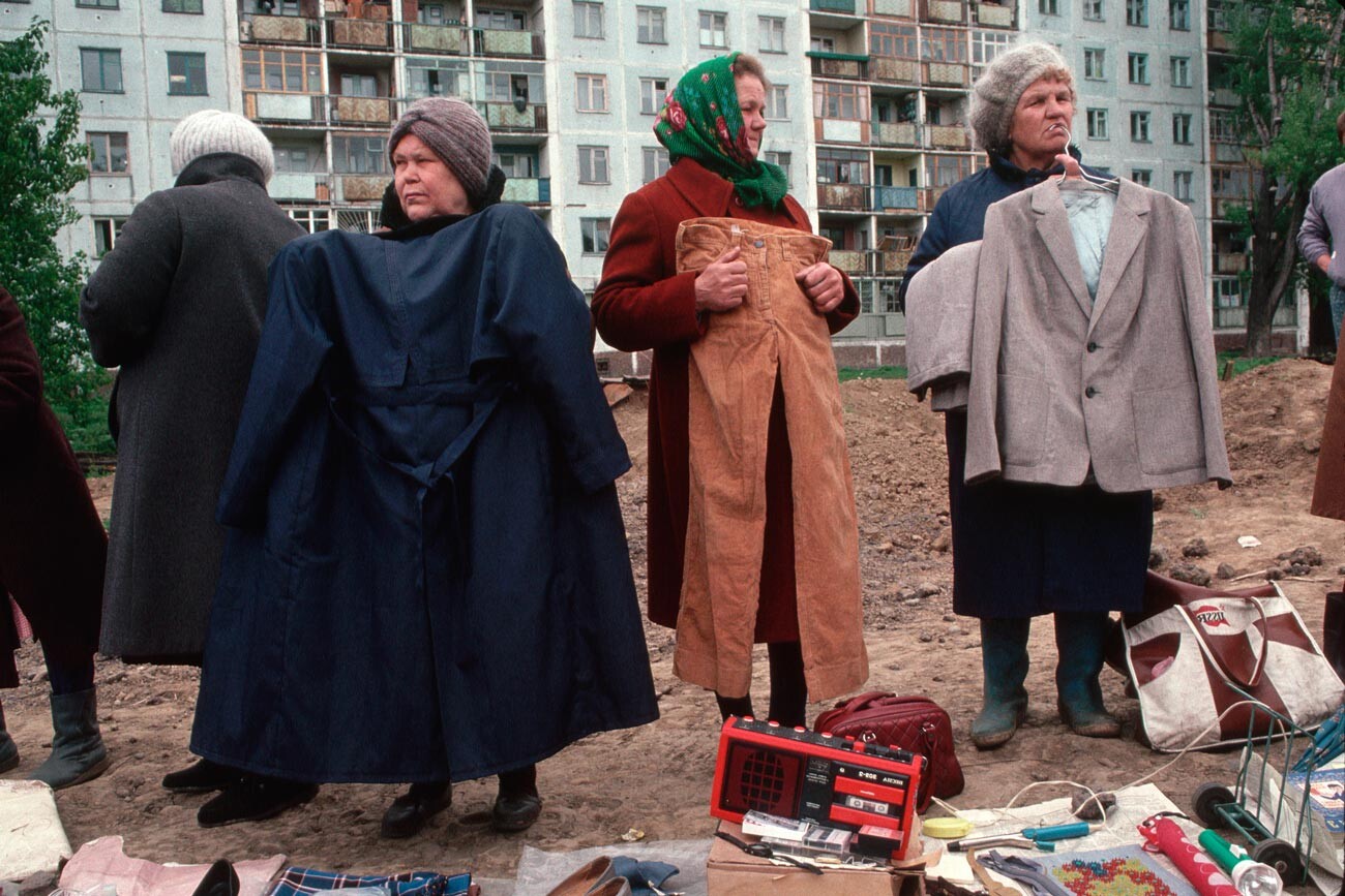 Nekaj sibirskih žensk prodaja različne izdelke, da bi zaslužile za preživetje. Njihova skupnost, ki je odvisna od premogovništva in proizvodnje jekla, trpi zaradi vsesplošnih gospodarskih težav.