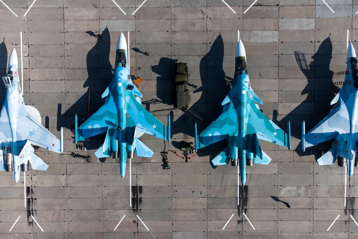 Von links: Su-24-Frontbomber, Su-30SM-Mehrzweckkampfflugzeuge und Su-34-Jagdbomber vor dem Beginn der Bezirksqualifikationsrunde des internationalen Ausbildungswettbewerbs Aviadarts-2021 für Flugzeugbesatzungen.