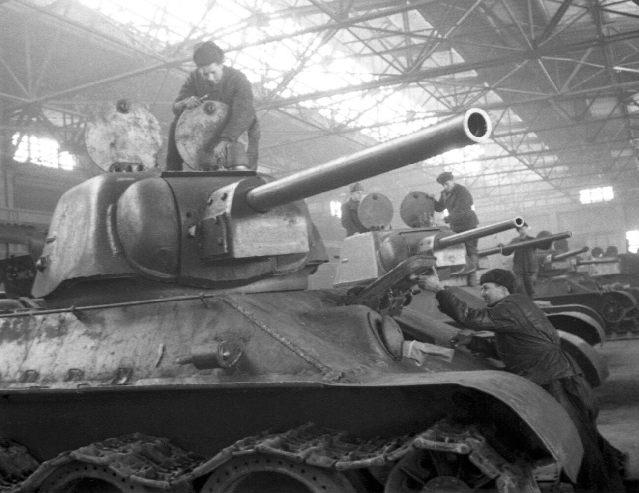 Der Große Vaterländische Krieg von 1941-1945. Belagerung von Leningrad. Reparatur von Panzern in einem Werk im belagerten Leningrad.
