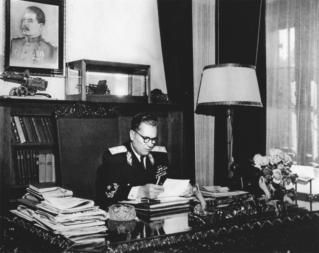 Líder iugoslavo Marechal Josip Broz Tito em seu escritório, Belgrado, por volta de 1946
