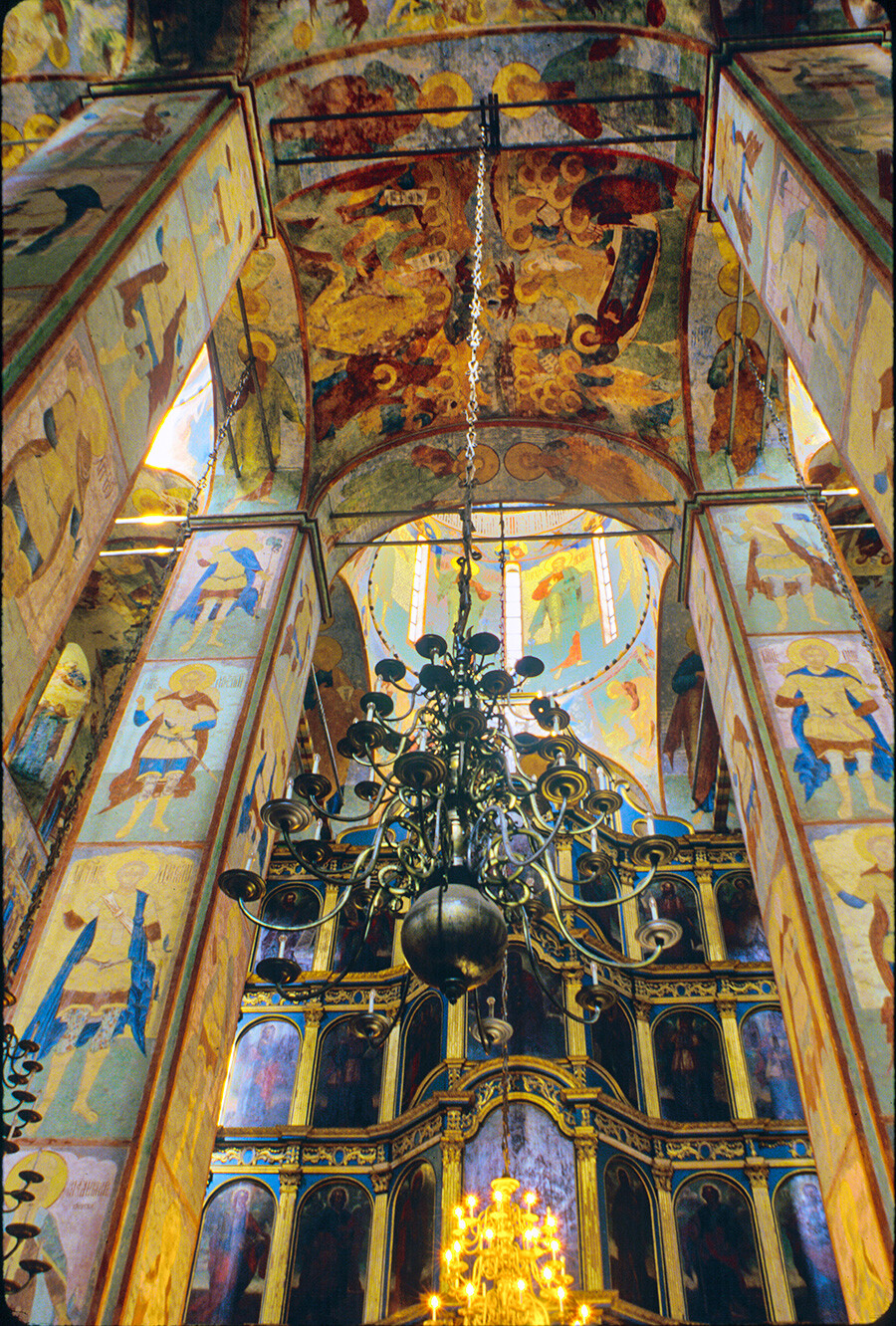 Cattedrale di Santa Sofia. Vista est con i pilastri centrali e l’iconostasi. 24 luglio 1996