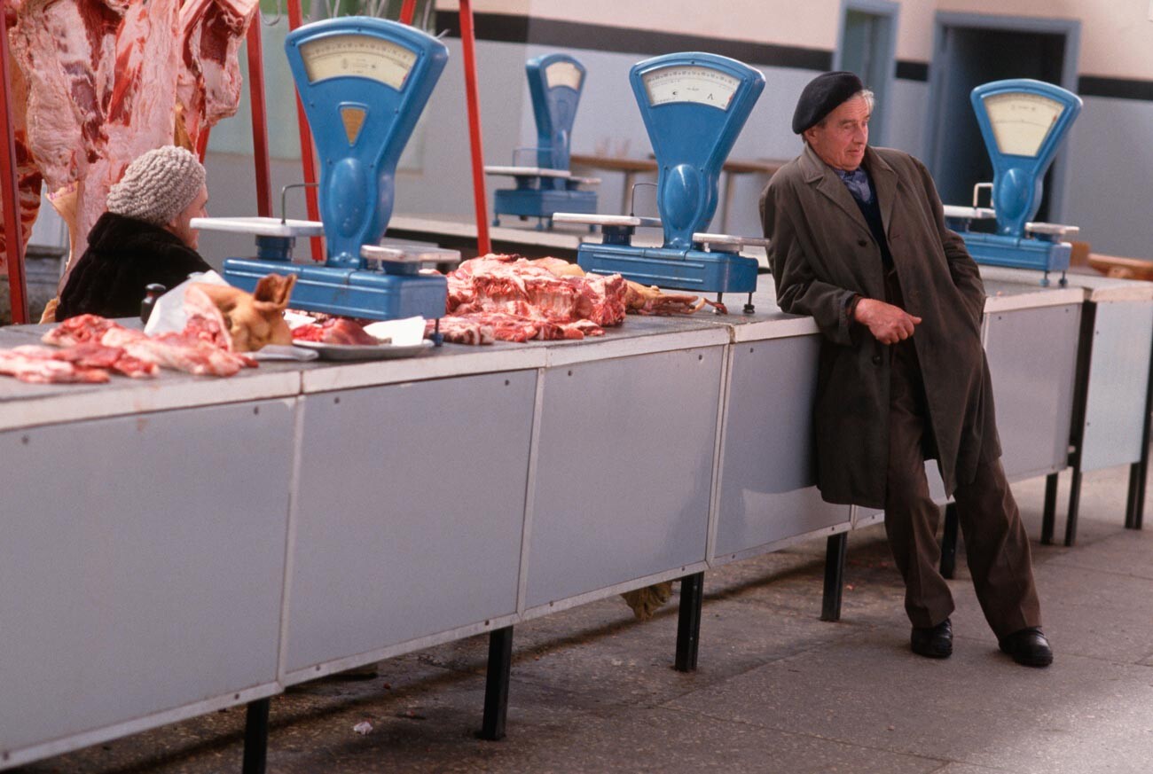 Una mujer vende carne.
