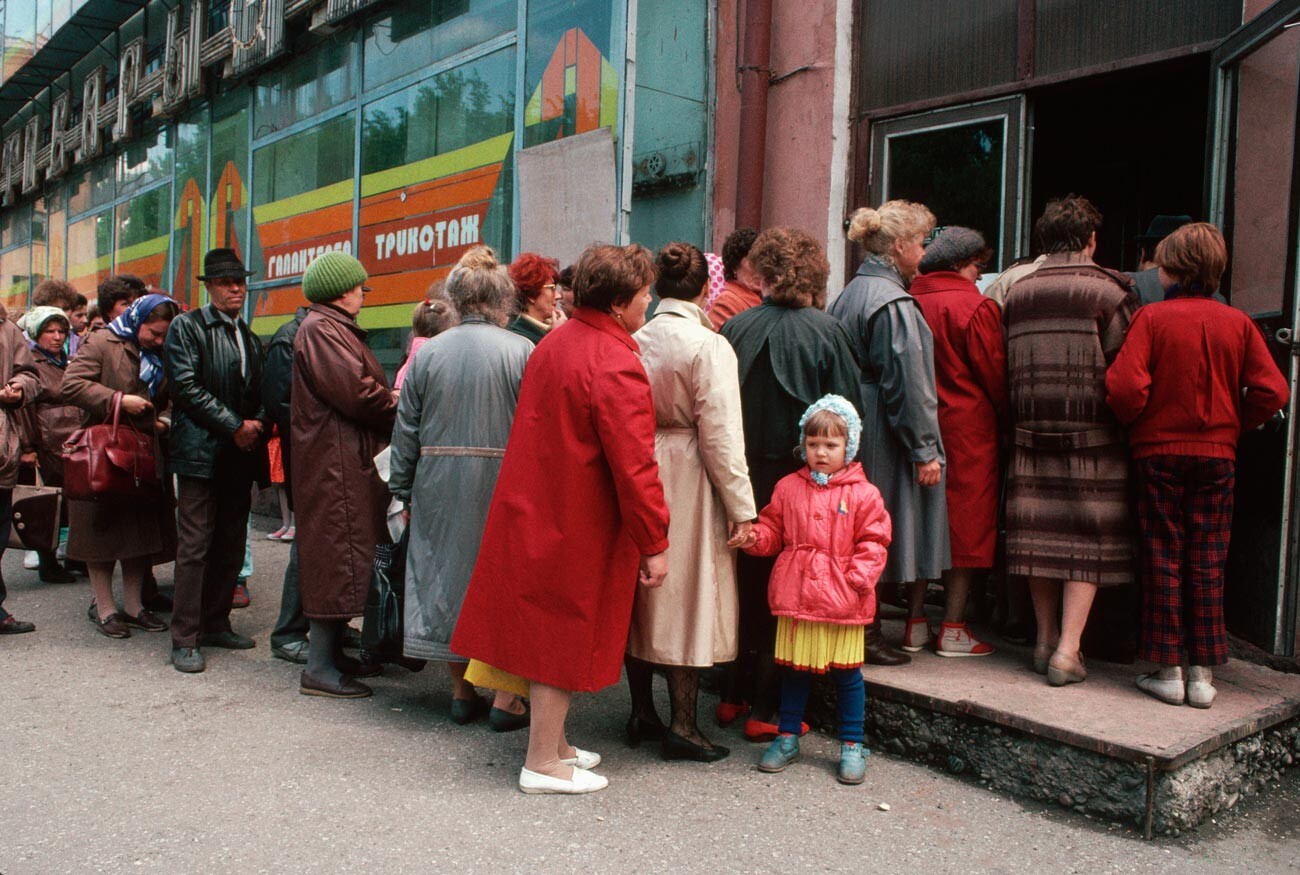 Siberianos haciendo cola fuera de una tienda.
