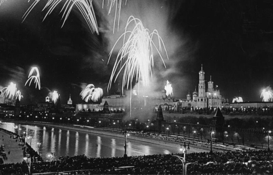 1917年革命記念日の休日に打ち上げられた花火