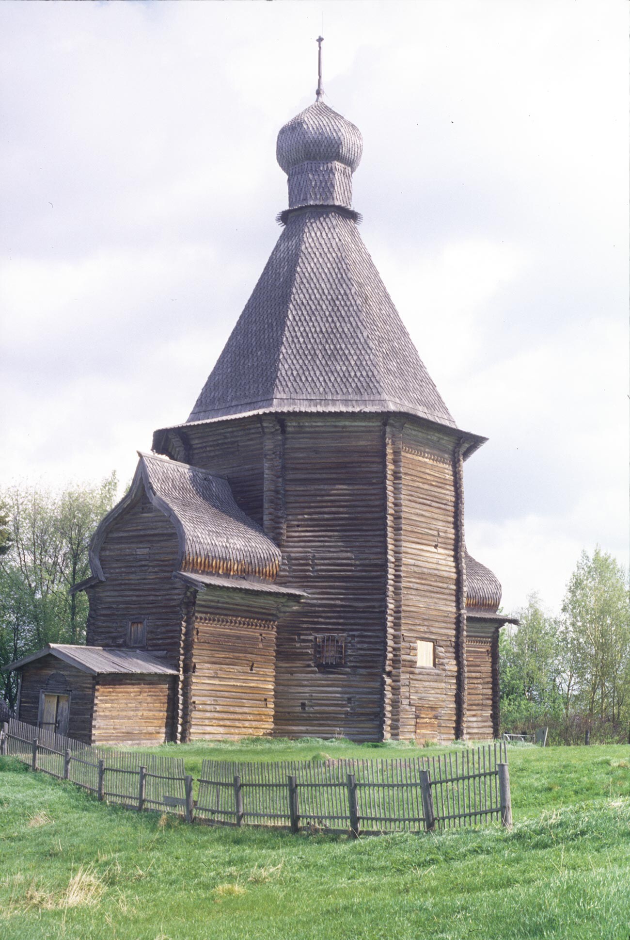 Liavlia. Church of St. Nicholas. Southwest view with entrance & vestibule attached on left. June 9, 1998