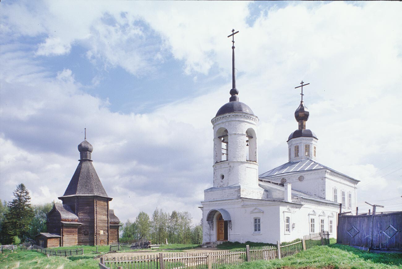 Liavlia village (Khorkovo). Log Church of St. Nicholas (left) & Church of Dormition of the Virgin. Southwest view. June 9, 1998