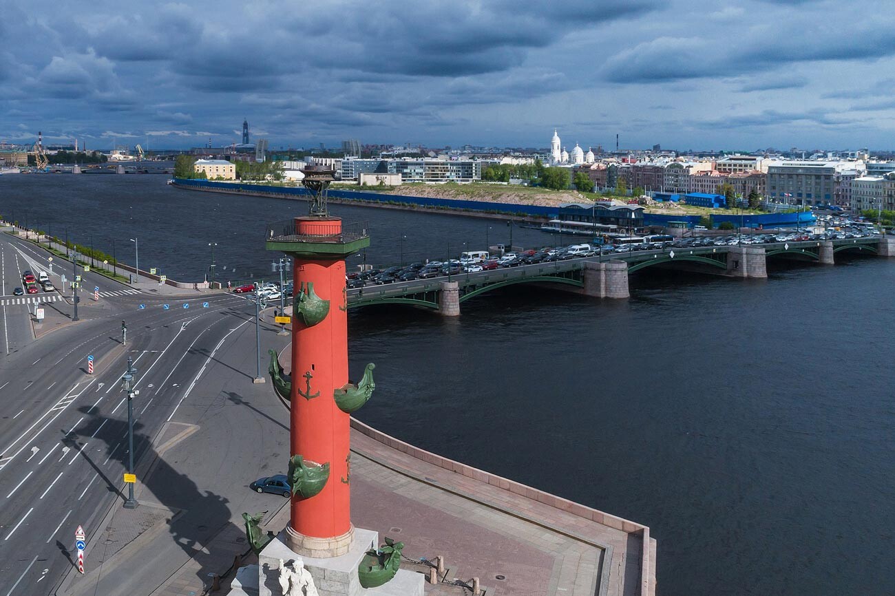 Мост на васильевский остров. Биржевой мост в Санкт-Петербурге. Васильевский остров Санкт-Петербург. Санкт-Петербург Василеостровский мост. Разводной биржевой мост.