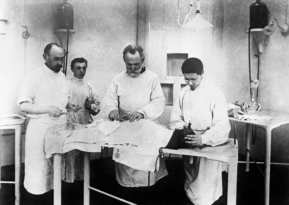 Iván Pavlov (segundo a la derecha) en su laboratorio. Leningrado, 1927
