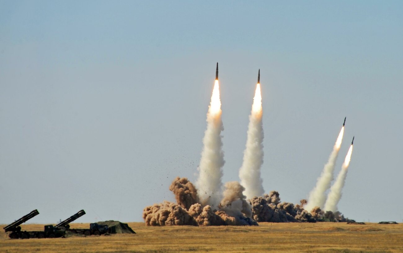 Sistem rudal balistik Iskander selama latihan taktis Center 2011 di medan pengujian Kapustin Yar.