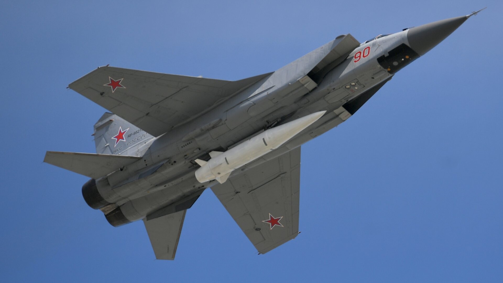 Pesawat tempur serbaguna MiG-31 dengan rudal hipersonik Kinzhal pada parade Hari Kemenangan yang ke-73.