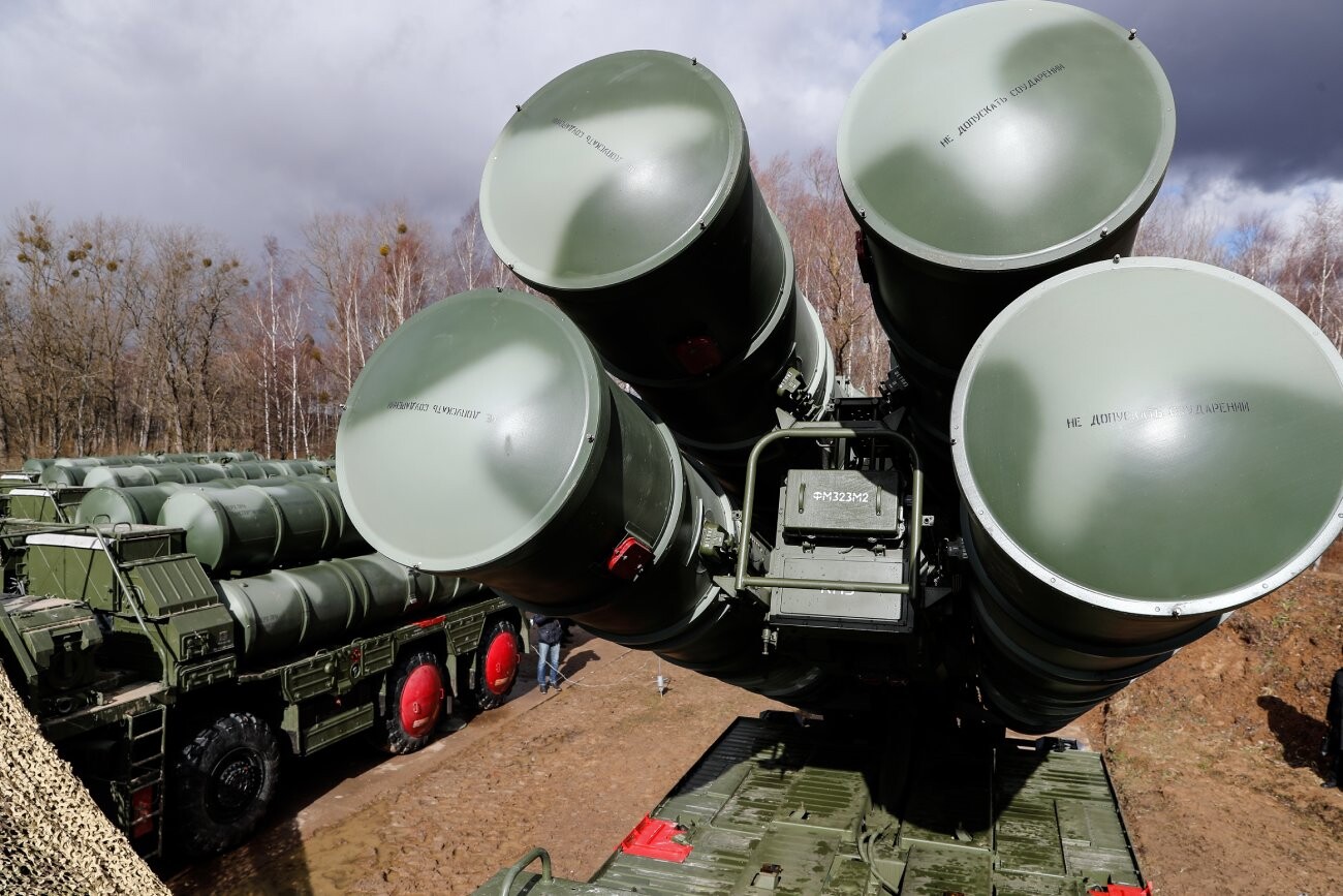 Sistem rudal antipesawat S-400 menjaga perbatasan udara Kaliningrad. Sistem pertahanan ini dirancang untuk menghancurkan segala serangan udara modern: pesawat pengintai, pesawat siluman, pesawat tempur, pengebom strategis, rudal jelajah dan balistik, kendaraan udara nirawak, dan target hipersonik.