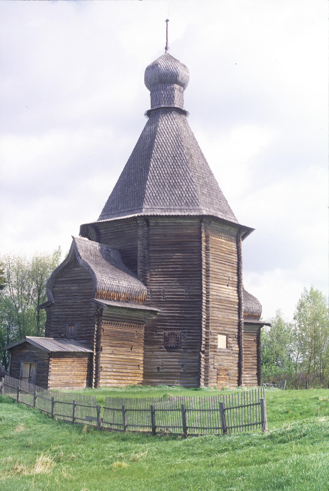 Liavlia. Chiesa di San Nicola. Vista sud-ovest. 9 giugno 1998