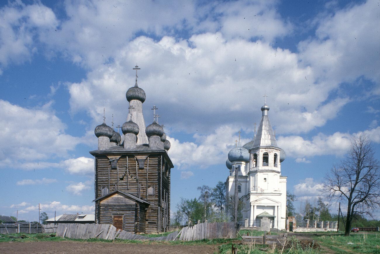 Zaostrovye (vicino a Arkhangelsk). Chiesa dell'Intercessione della Vergine (in origine Purificazione). A destra: Chiesa della Purificazione. 21 maggio 2000