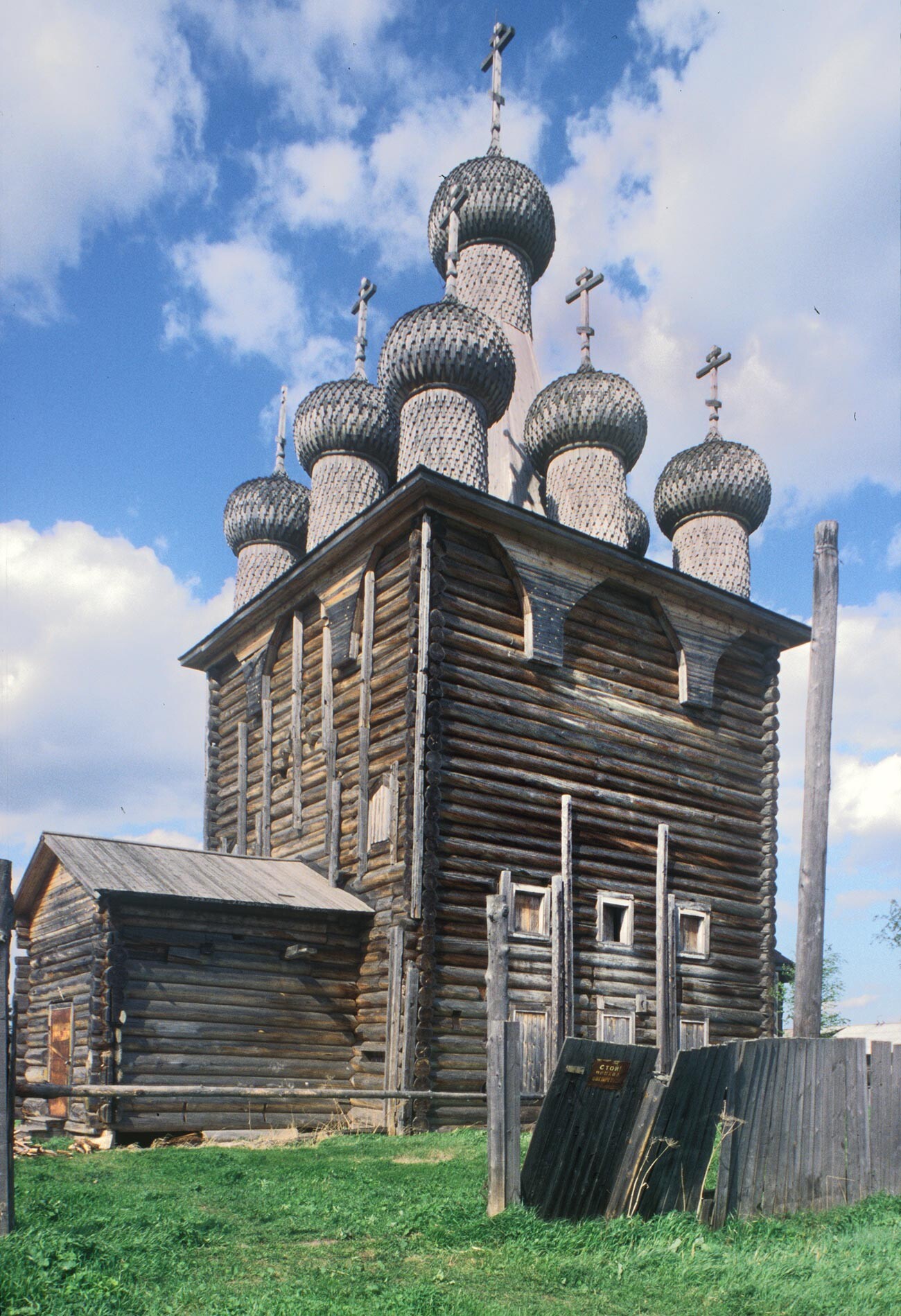 Zaostrovye. Chiesa dell'Intercessione della Vergine. Vista sud-ovest. 10 giugno 1998