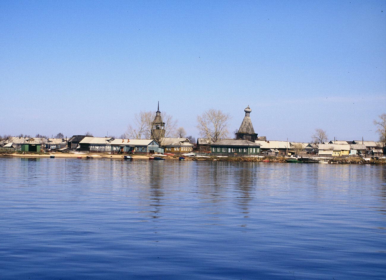 Konetsdvorye (sul delta della Dvina settentrionale, vicino ad Arkhangelsk). Sullo sfondo: case di legno con campanile e chiesa di San Nicola, vista sud. 21 maggio 2000