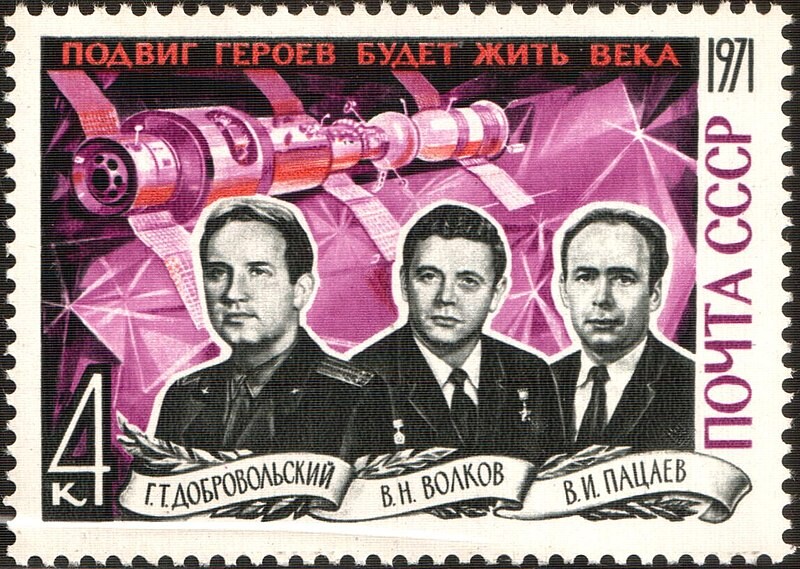Sello de la URSS: Los cosmonautas Gueorgui Dobrovolski, Vladislav Volkov y Viktor Patsaiev. Misión espacial ‘Soyuz 11’, del 6 al 30 de junio de 1971