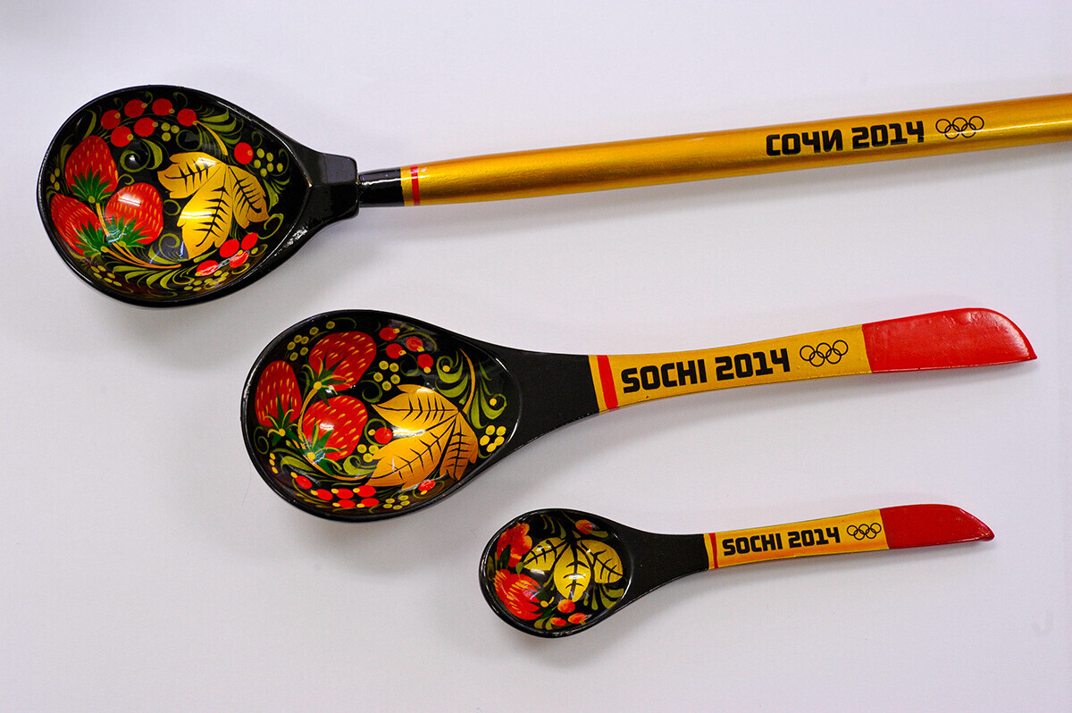 Дрвени лажици во стилот „хохлома“ со симболот на Олимписките игри 2014 во Сочи.

