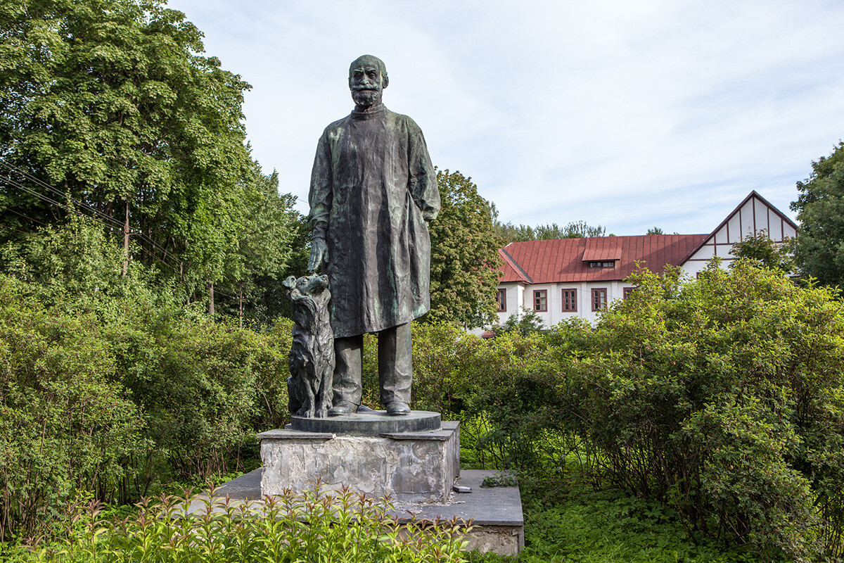 Monumento a Pavlov e seu cachorro em Koltuchi
